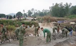 Bộ đội Lạng Sơn hăng hái làm đường cho dân. Ảnh: DN 