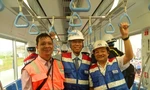 Người dân TPHCM cùng khách mời trải nghiệm cảm giác đi metro trong buổi lễ ra mắt đoàn tàu đầu tiên
