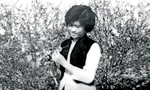 Ảnh mẹ tôi chụp tại vườn đào Nhật Tân dịp Tết 1963