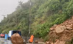 Mưa lớn, đá núi Sơn Trà sạt trượt xuống đường 