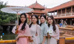 'Nàng thơ’ xúng xính áo dài chụp ảnh Tết ở Đà Nẵng 