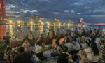 Hàng nghìn người ‘xí chỗ’ xem pháo hoa bên bờ sông Hàn 