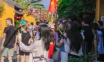 Dòng người chen chân ở phố cổ Hội An du xuân