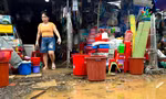 Tiểu thương Đà Nẵng đóng cửa dọn bùn sau trận mưa lũ trái mùa