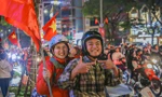 Hàng nghìn người dân Đà Nẵng đổ ra đường ăn mừng Việt Nam chiến thắng