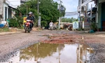 Sống khổ trên tuyến đường chi chít 'ổ voi, ổ gà' ở Đà Nẵng
