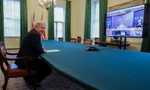 Thủ tướng Anh Boris Johnson trong một buổi trao đổi trực tuyến với các lãnh đạo cấp cao bên phía EU. Ảnh: Phố Downing.