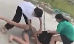 Xôn xao clip nữ sinh bị đánh hội đồng, lột quần áo trên bờ đê