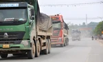 Hàng trăm xe tải hạng nặng đại náo đường quê Hà Tĩnh, người dân bức xúc