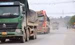 Hàng trăm xe tải hạng nặng đại náo đường quê Hà Tĩnh, người dân bức xúc