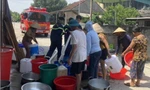 Hồ đập trơ đáy, lực lượng chức năng dùng xe chữa cháy tiếp tế nước sạch cho 12.000 hộ dân