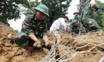 Bộ đội kết rọ đá cứu nhà dân sắp sạt lở xuống sông