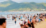 Hàng nghìn du khách phủ kín bãi biển Thiên Cầm 
