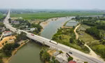 Cầu trên quốc lộ 1A xuống cấp, phải 'chống nạng gỗ'