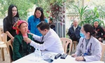 Bác sĩ Bệnh viện Bạch Mai khám, cấp thuốc miễn phí ở vùng biên xứ Nghệ