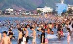 Du khách đổ xô tắm biển Thiên Cầm 