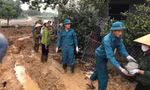 Hơn 200 người đội mưa vá bờ sông bị sạt lở