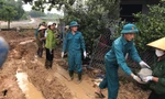 Hơn 200 người đội mưa vá bờ sông bị sạt lở