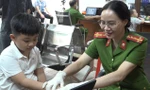 Trẻ em háo hức cùng người thân đi làm căn cước