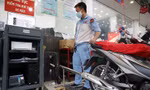 Kiểm tra khí thải tại một đại lý xe máy 