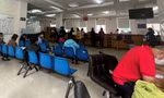 Khá đông NLĐ làm thủ tục tại BHXH TP Thủ Đức sáng 18/4. Ảnh: U.P 