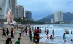 Biển Nha Trang thu hút đông đảo du khách. Ảnh: Công hoan