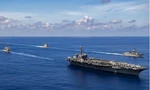 Nhóm tàu sân bay Mỹ USS Carl Vinson đang cùng tàu chiến Nhật Bản tập trận trên Biển Đông. Ảnh: AP 