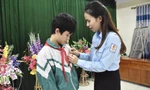 Em Phan Văn Quang nhận Huy hiệu “Tuổi trẻ dũng cảm” của T.Ư Đoàn sau hành động cứu hai em nhỏ đuối nước