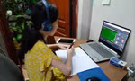 Vẫn chỉ có số ít học sinh có điều kiện học trực tuyến với máy tính. Ảnh: Như Ý