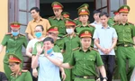 Các bị cáo trong vụ gian lận thi cử tại Hoà Bình tại phiên toà trước đó 