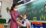 Học sinh lớp 1 Trường Tiểu học Lê Văn Thọ (quận 12, TPHCM) lần đầu được đến trường làm quen với bạn bè, cô giáo ngày 11/2