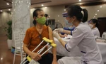 Hà Nội đang tổ chức chiến dịch tiêm chủng vắc-xin ngừa COVID-19 cho toàn bộ người dân trên 18 tuổi. Ảnh: Duy Phạm