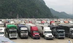 Lượng xe nông sản đổ về các cửa khẩu tăng liên tục trong những ngày gần đây gây nguy cơ ùn tắc tái diễn