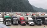 Lượng xe nông sản đổ về các cửa khẩu tăng liên tục trong những ngày gần đây gây nguy cơ ùn tắc tái diễn