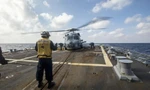 Một chiếc trực thăng săn ngầm MH-60R trên boong tàu khu trục USS Ralph Johnson trong chuyến đi qua Biển Đông hồi tháng 1. Ảnh: US Navy
