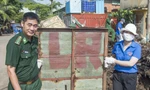 Đại úy Nguyễn Thế Dũng, Chính trị viên phó Đồn Biên phòng Bến Đá đi nhặt rác cùng ĐVTN chia sẻ thông điệp bảo vệ môi trường. Ảnh: Văn Chương 