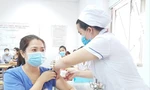 Tăng cường tiêm vắc xin phòng COVID-19 cho người dân. Ảnh: long phạm