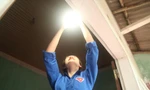 Bạn Trần Thùy Dung (sinh viên năm 3 Trường Cao đẳng Kỹ thuật Công nghiệp Bắc Giang) sửa chữa, thay mới hệ thống đường điện cho gia đình liệt sỹ