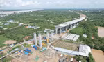 Thi công cầu Mỹ Thuận 2, thuộc cao tốc Bắc - Nam giai đoạn 1. Ảnh: Nhật Huy