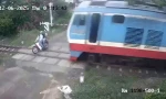 Camera ghi cảnh 2 vợ chồng vượt gác chắn tàu hỏa dẫn đến tai nạn thương tâm