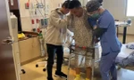 Hành trình tăng chiều cao lên 1m8 của Khoa Pug: Tập đi bằng nạng đầy mệt nhọc sau ca phẫu thuật