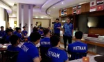 HLV Troussier tâm sự cùng các cầu thủ sau trận thua, thừa nhận không đạt được mục tiêu