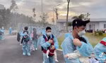 Khoảnh khắc xúc động mùa dịch: Trẻ em luôn được bảo vệ, chăm sóc tốt dù ở hoàn cảnh nào