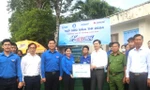Bí thư T.Ư Đoàn tặng quà đội hình "Tiếp sức mùa thi năm 2024" tại Hậu Giang