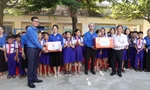 Bí thư thứ nhất Trung ương Đoàn thăm, tặng quà các đội thanh niên tình nguyện