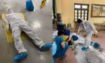 Loạt hình ảnh nhìn mà xót xa: Cán bộ y tế ở Bắc Ninh ngất xỉu, nằm trên sàn vì kiệt sức