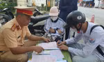 Nhiều học sinh, phụ huynh bị CSGT xử phạt, tạm giữ phương tiện do vi phạm