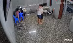 Khoảnh khắc nam sinh Hà Nội bật khóc, ôm bố sau khi xem điểm thi vào lớp 10