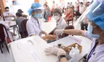 TP.HCM tiêm 104.000 liều vắc-xin một ngày, Hà Nội tạm dừng hoạt động chợ Phùng Khoang