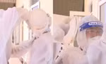 Xót xa với hình ảnh các cán bộ y tế tại Bắc Giang phải đổ nước đá lên người để bớt nóng